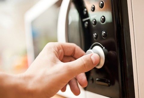 Πέντε πράγματα που δεν πρέπει να βάζουμε ποτέ στον φούρνο μικροκυμάτων